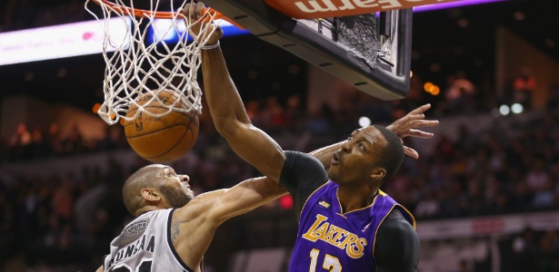 Dwight Howard não foi capaz de evitar nova derrota dos Lakers para os Spurs  - Ronald Martinez/Getty Images/AFP
