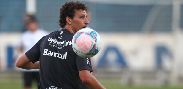 Elano participa de treinamento e pode reforçar o Grêmio no sábado contra o Juventude - Lucas Uebel/Preview.com