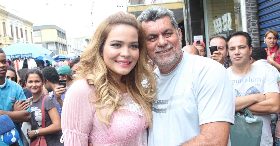 25.abr.2013 - Geisy Arruda causou alvoroço ao desfilar de lingerie pela 25 de março, rua de comércio popular em São Paulo