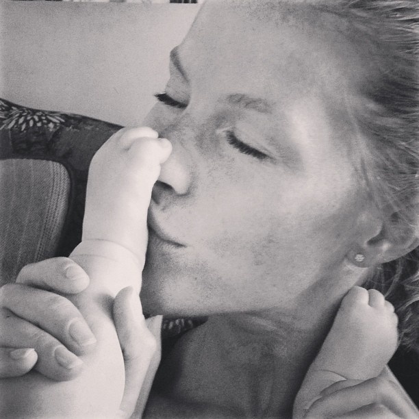 25.abr.2013 - Gisele Bündchen dá beijo no pé da filha recém-nascida