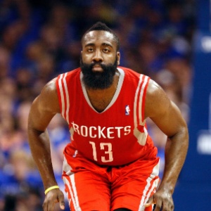 25.abr.2013 - James Harden comemora cesta durante jogo do Houston Rockets contra o Oklahoma City Thunder  - REUTERS/Bill Waugh