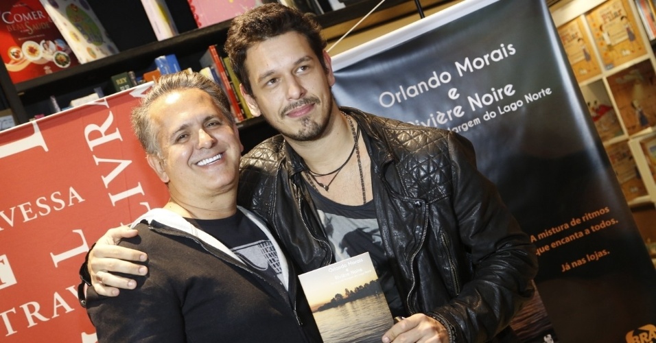 25.abr.2013 - João Vicente Castro, ex-marido de Cleo Pires, prestigiou o lançamento do DVD "Rivière Noire", de Orlando Morais, em uma livraria da zona sul do Rio