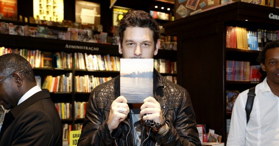 25.abr.2013 - João Vicente Castro, ex-marido de Cleo Pires, prestigiou o lançamento do DVD "Rivière Noire", de Orlando Morais, em uma livraria da zona sul do Rio