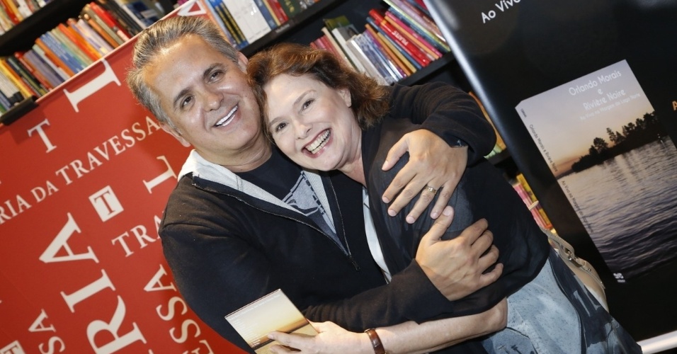 25.abr.2013 -  Louise Cardoso prestigiou o lançamento do DVD "Rivière Noire", de Orlando Morais, em uma livraria da zona sul do Rio