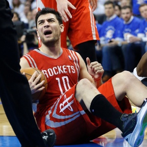 25.abr.2013 - O ala Carlos Delfino, do Houston Rockets, reclama durante jogo contra o Oklahoma City Thunder - AP Photo/Sue Ogrocki