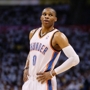 25.abr.2013 - O armador Russell Westbrook, do Oklahoma City Thunder, olha durante a partida contra o Houston Rockets  - REUTERS/Bill Waugh