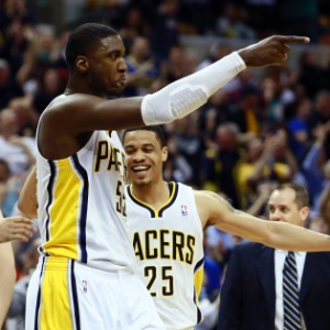 25.abr.2013 - O pivô Roy Hibbert, do Indiana Pacers, comemora enterrada durante partida contra o Atlanta Hawks pela NBA  - REUTERS/Brent Smith