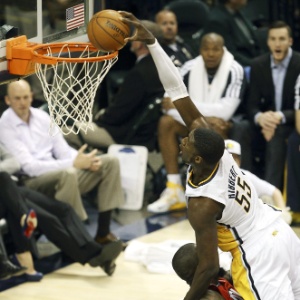 25.abr.2013 - O pivô Roy Hibbert, do Indiana Pacers, durante enterrada sobre jogador do Atlanta Hawks pela NBA - EFE/STEVEN C. MITCHELL