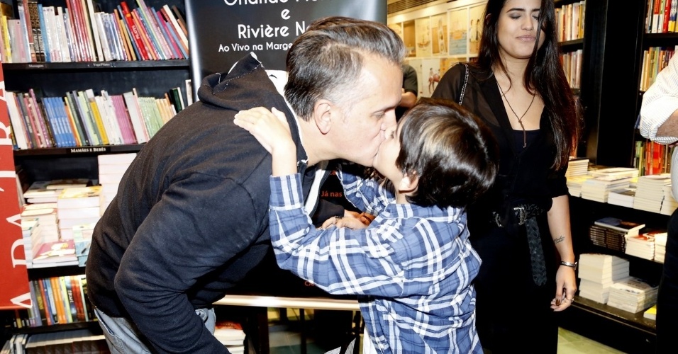 25.abr.2013 - Orlando Morais beijou o filho, Bento, no lançamento do seu DVD "Rivière Noire" em uma livraria da zona sul do Rio