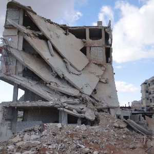 Prédio fica destruído após ataques realizados, segundo ativistas, por forças leais ao presidente sírio Bashar Assad, em Arbaeen, perto de Damasco, na Síria - Ammar Al-Erbeeni/Shaam News Network/Reuters
