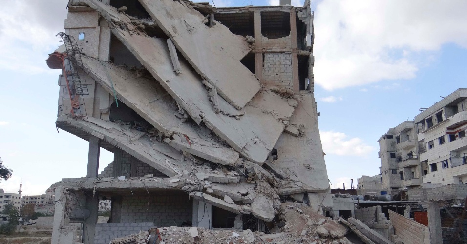 25.abr.2013 - Prédio fica destruído após ataques realizados, segundo ativistas, por forças leais ao presidente sírio Bashar al-Assad, em Arbaeen, perto de Damasco, na Síria