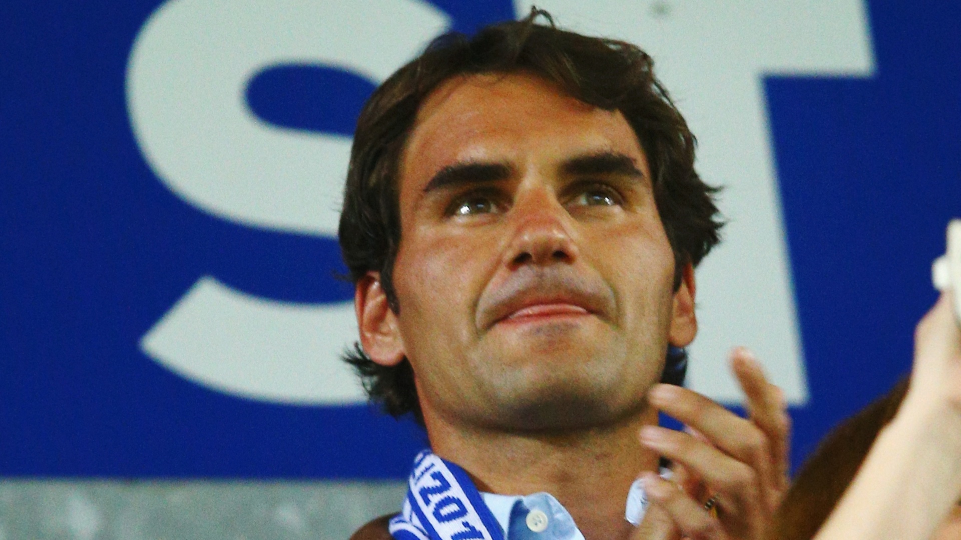 25.abr.2013 - Torcedor do Basel, tenista Roger Federer acompanha a partida contra o Chelsea, pela semifinal da Liga Europa - Clive Rose/Getty Images