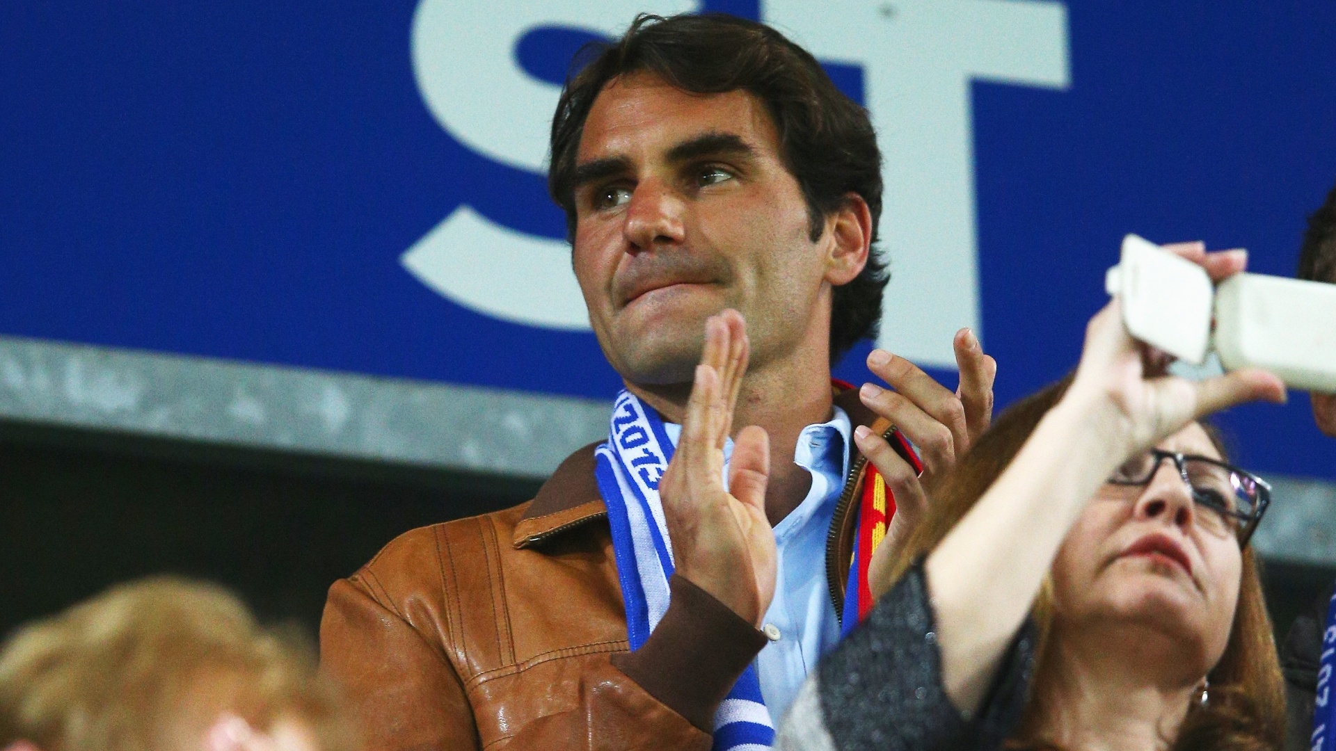 25.abr.2013 - Torcedor do Basel, tenista Roger Federer acompanha a partida contra o Chelsea, pela semifinal da Liga Europa - Clive Rose/Getty Images