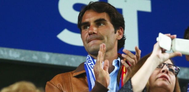 Torcedor do Basel, tenista Roger Federer acompanha a partida contra o Chelsea - Clive Rose/Getty Images