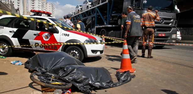 Um ciclista morreu depois de ser atropelado por um caminhão na avenida das Juntas Provisórias - Ale Vianna/Brazil Photo Press/Estadão Conteúdo