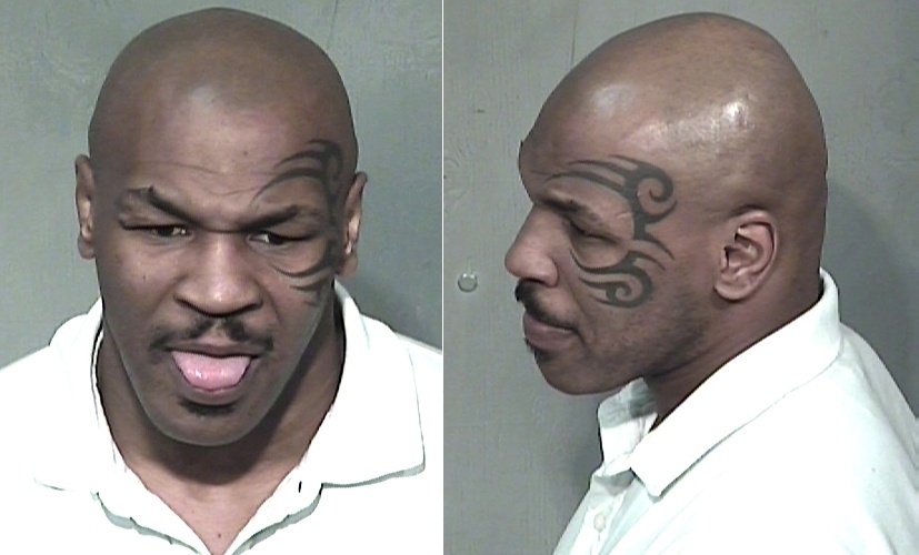 29.dez.2006 - Mike Tyson foi detido do lado de fora de um clube noturno, acusado de dirigir bêbado e portando drogas, após quase bater no carro da polícia, em Scottsdale, no Arizona