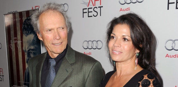 3.nov.2011 - Clint Eastwood e Dina Eastwood na festa AFI FEST 2011, em Hollywood