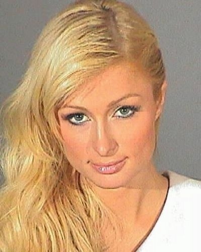 4.jun.2007 - Foto de Paris Hilton ao chegar para cumprir a pena de 45 dias na prisão por ter dirigido com a carteira suspensa