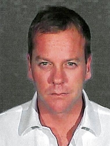 5.dez.2007 - Foto do ator Kiefer Sutherland quando se apresentou à polícia para cumprir pena de 48 dias na prisão, após declarar-se culpado por dirigir bêbado e resistir à prisão, em Glendale City, Califórnia