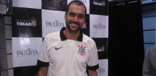 Danilo, meia do Corinthians, posa para o UOL Esporte durante noite de autógrafos - Luiz Paulo Montes/UOL