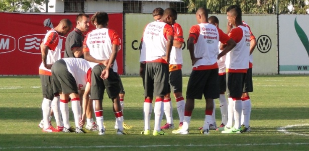 Antes do treino, o técnico Dunga aproveitou para passar instruções para os jogadores  - Carmelito Bifano/UOL