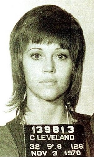 Nov/1970 - A atriz Jane Fonda foi presa após chutar um policial, que prendeu-a por portar uma grande quantidade de pílulas. As acusações foram retiradas após descobrirem que as pílulas era vitaminas