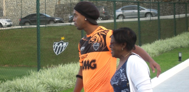 Ronaldinho ao lado mãe, Miguelina, que visitou a Cidade do Galo, em Vespasiano - Bernardo Lacerda/UOL