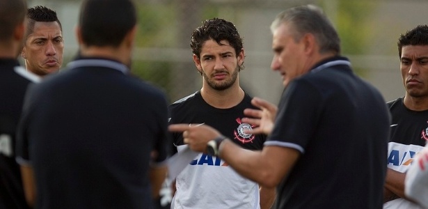 Alexandre Pato observa as orientações do técnico Tite no treino do Corinthians - Daniel Augusto Jr./Ag. Corinthians