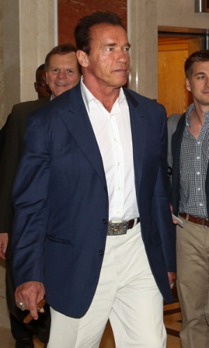 25.abr.2013 - Arnold Schwarzenegger chega em hotel para participar de coletiva