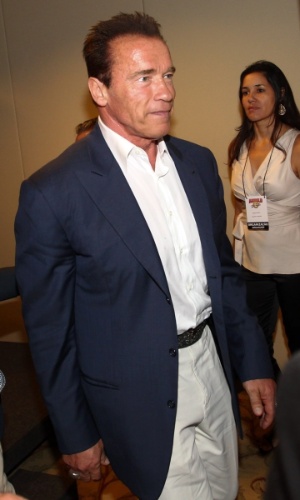 25.abr.2013 - Arnold Schwarzenegger chega em hotel para participar de coletiva