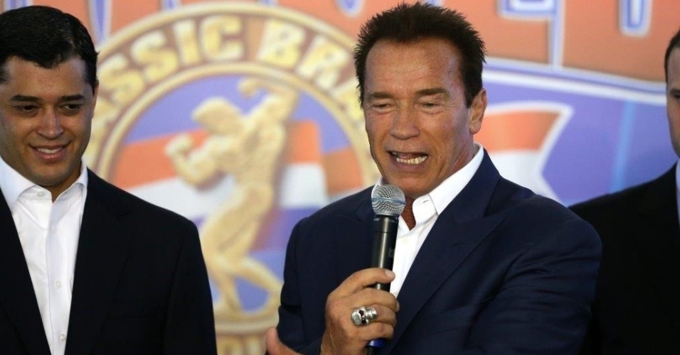25.abr.2013 - Arnold Schwarzenegger discursa em feira de fisiculturismo