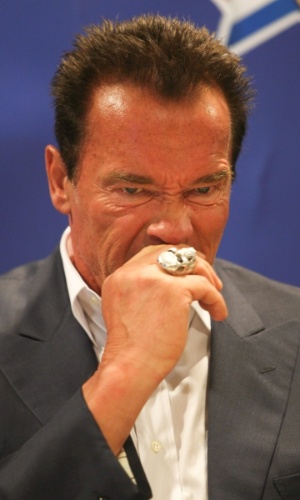 25.abr.2013 - Arnold Schwarzenegger discursa em feira de fisiculturismo. O ator usou um anel de caveira