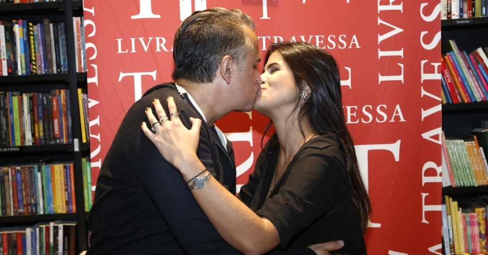 25.abr.2013 - Orlando Morais ganha beijo da filha Antonia no lançamento de seu DVD, "Rivière Noire", no Rio de Janeiro