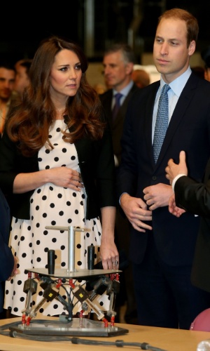 26.abr.2013 - Ao lado do Príncipe William, Kate Middleton mostra barriga de grávida durante visita aos estúdios Warner Bros Leavesden, em Londres
