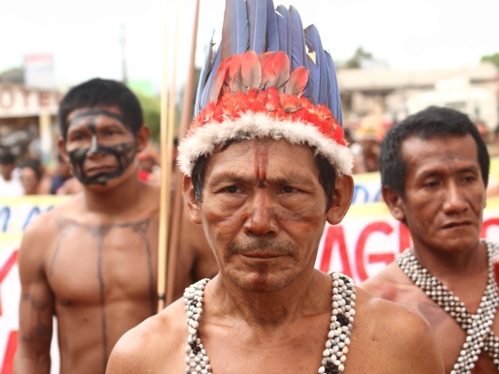 26.abr.2013 - Cerca de 150 indígenas do povo Munduruku saíram em passeata da aldeia Sai Cinza, onde estavam reunidos, até as ruas da cidade de Jacareacanga (PA), para protestar nesta sexta-feira (26) contra a construção da barragem no rio Tapajós, que faz parte da obra da usina hidrelétrica de São Luís do Tapajós. Segundo os índios, a barragem afetaria diretamente seu território e modo de vida - Eliza Capai/Greenpeace