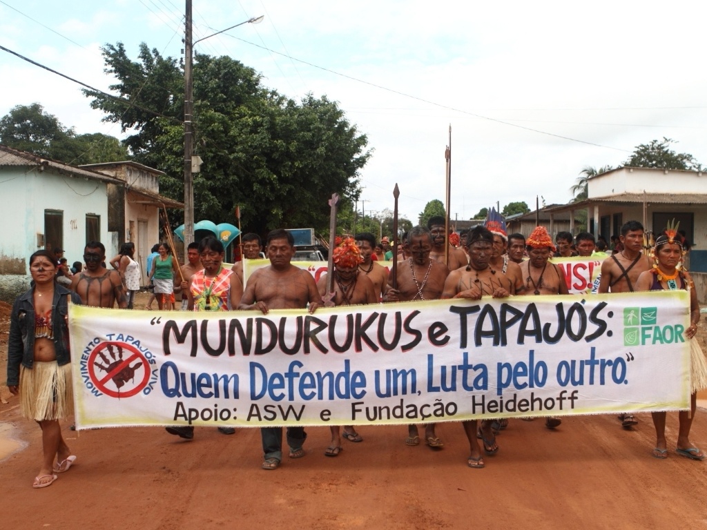 26.abr.2013 - Cerca de 150 indígenas do povo Munduruku saíram em passeata da aldeia Sai Cinza, onde estavam reunidos, até as ruas da cidade de Jacareacanga (PA), para protestar nesta sexta-feira (26) contra a construção da barragem no rio Tapajós, que faz parte da obra da usina hidrelétrica de São Luís do Tapajós. Segundo os índios, a barragem afetaria diretamente seu território e modo de vida - Eliza Capai/Greenpeace