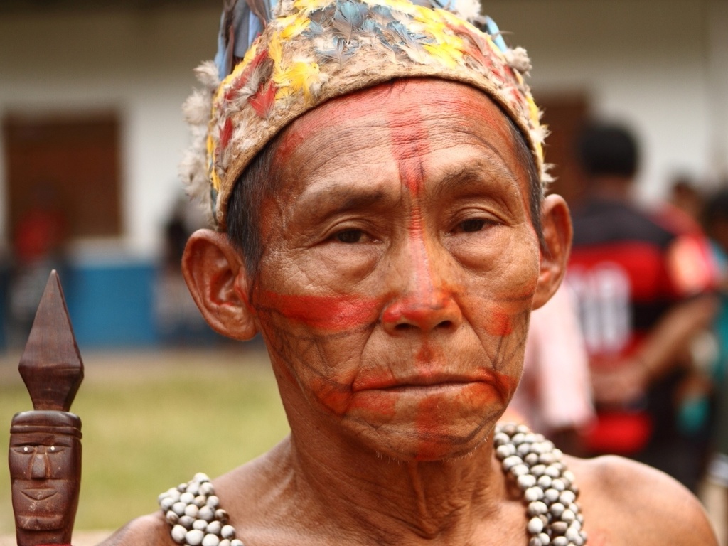 26.abr.2013 - Cerca de 150 indígenas do povo Munduruku saíram em passeata da aldeia Sai Cinza, onde estavam reunidos, até as ruas da cidade de Jacareacanga (PA), para protestar nesta sexta-feira (26) contra a construção da barragem no rio Tapajós, que faz parte da obra da usina hidrelétrica de São Luís do Tapajós. Segundo os índios, a barragem afetaria diretamente seu território e modo de vida - Eliza Capai/Greenpeace