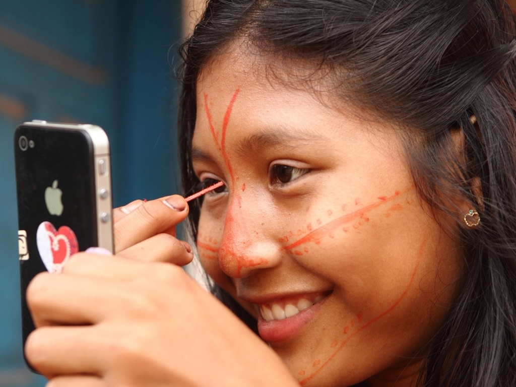 26.abr.2013 - Cerca de 150 indígenas do povo Munduruku saíram em passeata da aldeia Sai Cinza, onde estavam reunidos, até as ruas da cidade de Jacareacanga (PA), para protestar nesta sexta-feira (26) contra a construção da barragem no rio Tapajós, que faz parte da obra da usina hidrelétrica de São Luís do Tapajós. Segundo os índios, a barragem afetaria diretamente seu território e modo de vida - Eliza Capai/Greenpeace