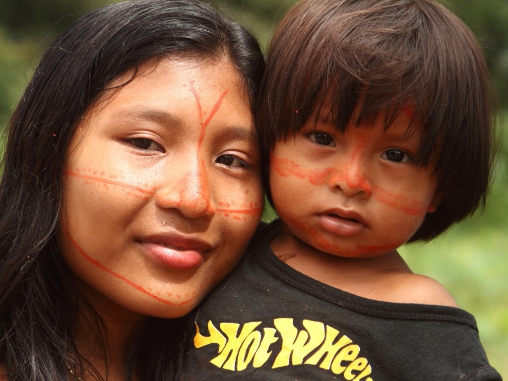 26.abr.2013 - Cerca de 150 indígenas do povo Munduruku saíram em passeata da aldeia Sai Cinza, onde estavam reunidos, até as ruas da cidade de Jacareacanga (PA), para protestar nesta sexta-feira (26) contra a construção da barragem no rio Tapajós, que faz parte da obra da usina hidrelétrica de São Luís do Tapajós. Segundo os índios, a barragem afetaria diretamente seu território e modo de vida - Eliza Capai/Greenpeace