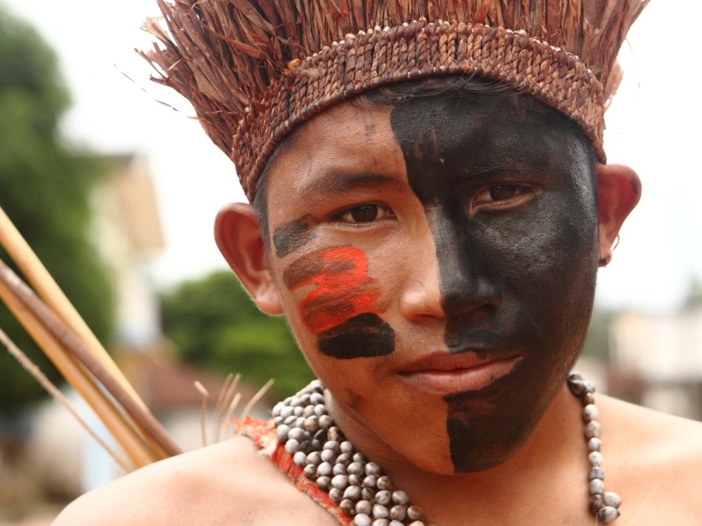 26.abr.2013 - Cerca de 150 indígenas do povo Munduruku saíram em passeata da aldeia Sai Cinza, onde estavam reunidos, até as ruas da cidade de Jacareacanga (PA), para protestar nesta sexta-feira (26) contra a construção da barragem no rio Tapajós, que faz parte da obra da usina hidrelétrica de São Luís do Tapajós. Segundo os índios, a barragem afetaria diretamente seu território e modo de vida - Eliza Capai/Greenpeace