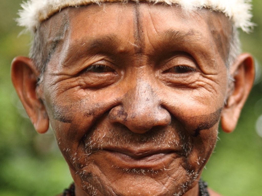 26.abr.2013 - Cerca de 150 indígenas do povo Munduruku saíram em passeata da aldeia Sai Cinza, onde estavam reunidos, até as ruas da cidade de Jacareacanga (PA), para protestar nesta sexta-feira (26) contra a construção da barragem no rio Tapajós, que faz parte da obra da usina hidrelétrica de São Luís do Tapajós. Segundo os índios, a barragem afetaria diretamente seu território e modo de vida - Eliza Capai/Greenpeace