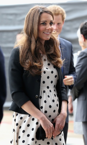 26.abr.2013 - Kate Middleton chega para visitar o estúdio Waner Bros Leavesden, em Londres