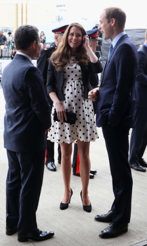 26.abr.2013 - Kate Middleton e Príncipe William chegam para visitar o estúdio Waner Bros Leavesden, em Londres