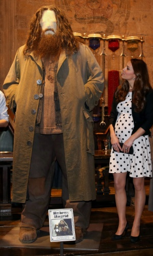 26.abr.2013 - Kate Middleton observa o figurino do personagem Hagrid, de "Harry Potter", durante visita aos estúdios Warner Bros Leavesden, em Londres