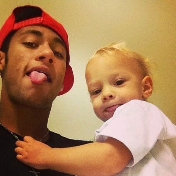 26.abr.2013 - Neymar posta foto mostrando a língua ao lado do filho durante a madrugada