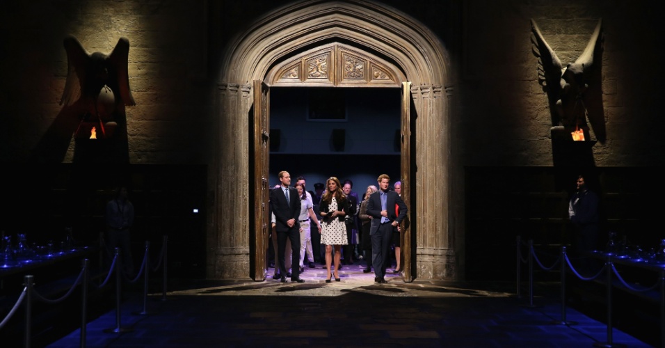 26.abr.2013 - Príncipe Harry, Kate Middleton e Príncipe William andam em sala que imita a escola Hogwarts, de "Harry Potter", durante visita aos estúdios Warner Bros Leavesden, em Londres