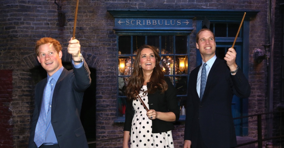 26.abr.2013 - Príncipe Harry, Kate Middleton e Príncipe William levantam varinhas de "Harry Potter" durante visita aos estúdios Warner Bros Leavesden, em Londres