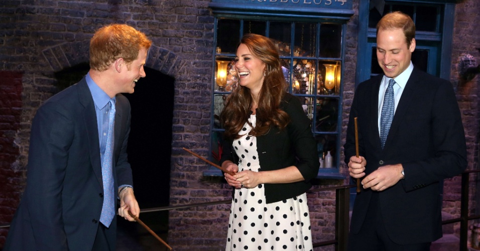 26.abr.2013 - Príncipe Harry, Kate Middleton e Príncipe William riem e levantam varinhas de "Harry Potter" durante visita aos estúdios Warner Bros Leavesden, em Londres