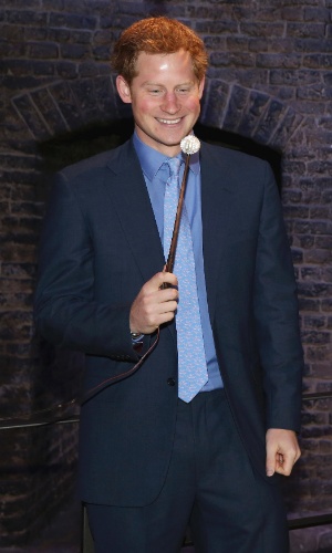 26.abr.2013 - Príncipe Harry se diverte com varinha da saga "Harry Potter" durante visita aos estúdios Warner Bros Leavesden, em Londres