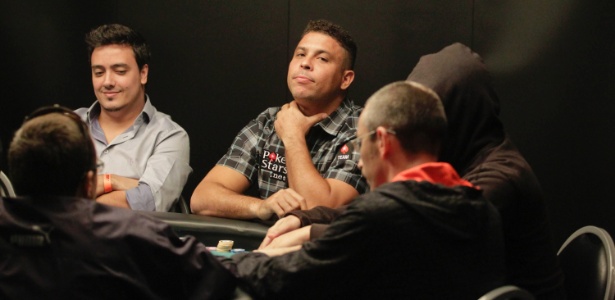 Ronaldo lamenta durante jogo na sua participação em torneio de pôquer em São Paulo - Fernando Donasci/UOL